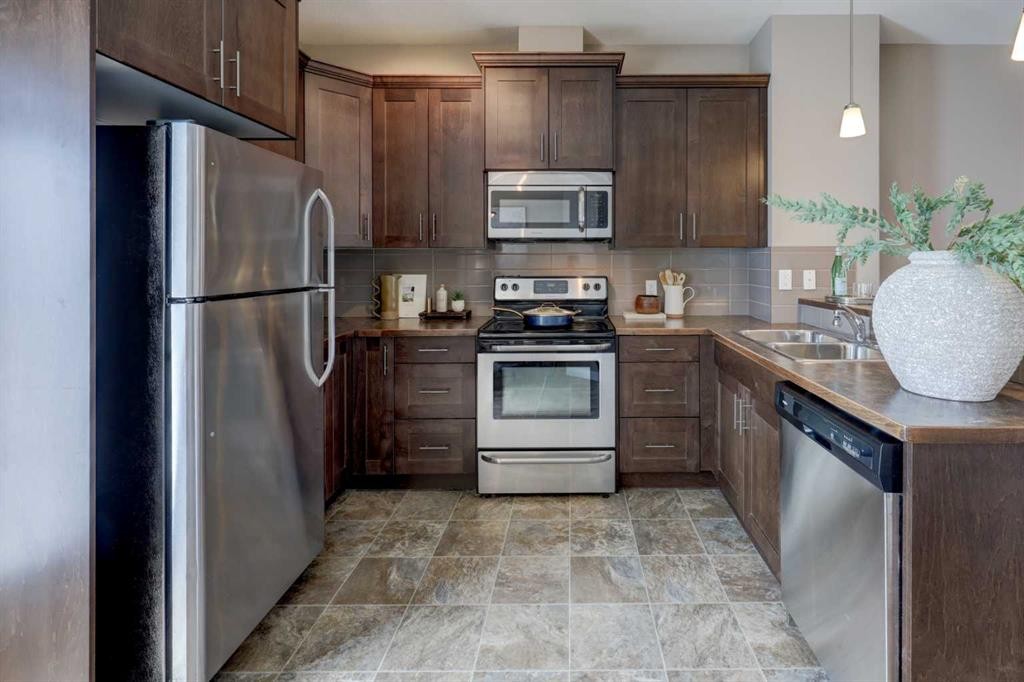 249 Ranch Ridge Meadow, Strathmore, AB - Indoor Photo Showing Kitchen With Double Sink