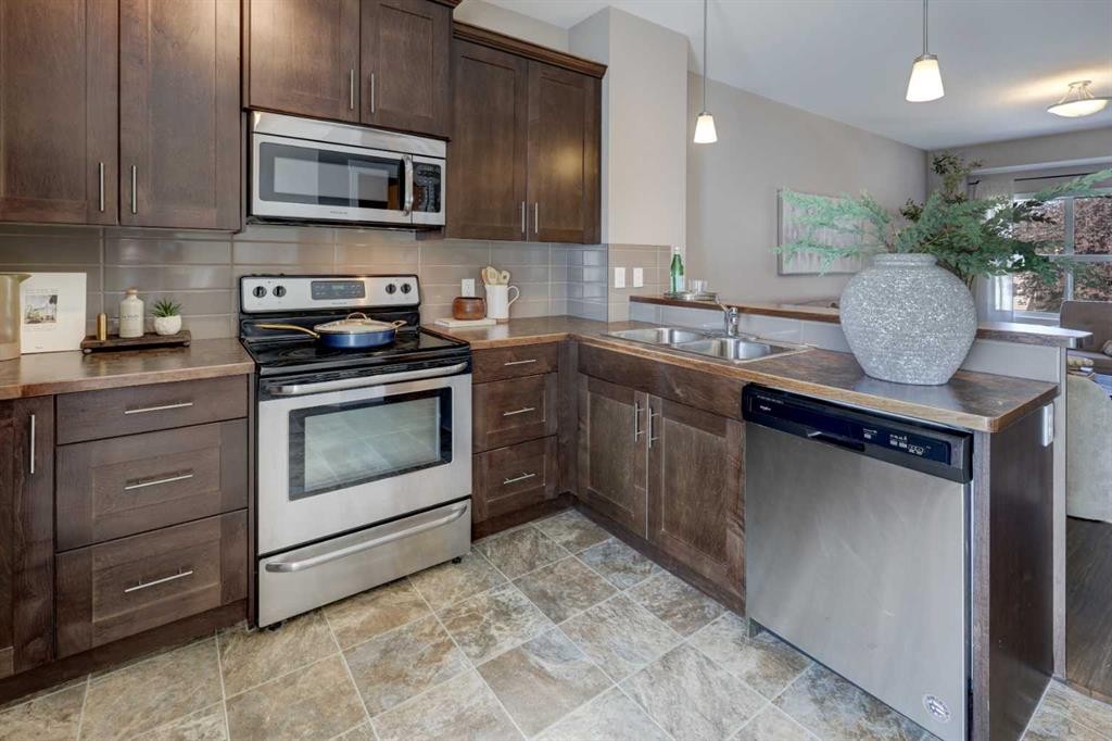 249 Ranch Ridge Meadow, Strathmore, AB - Indoor Photo Showing Kitchen With Double Sink