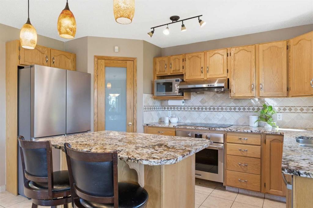 12 Edgeridge Green Nw, Calgary, AB - Indoor Photo Showing Kitchen With Stainless Steel Kitchen