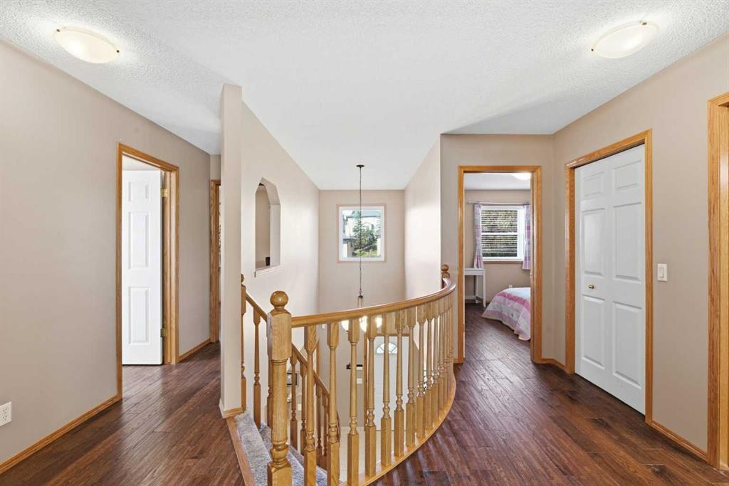 12 Edgeridge Green Nw, Calgary, AB - Indoor Photo Showing Other Room