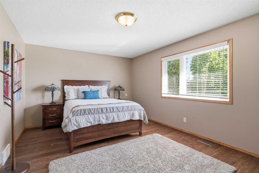 12 Edgeridge Green Nw, Calgary, AB - Indoor Photo Showing Bedroom