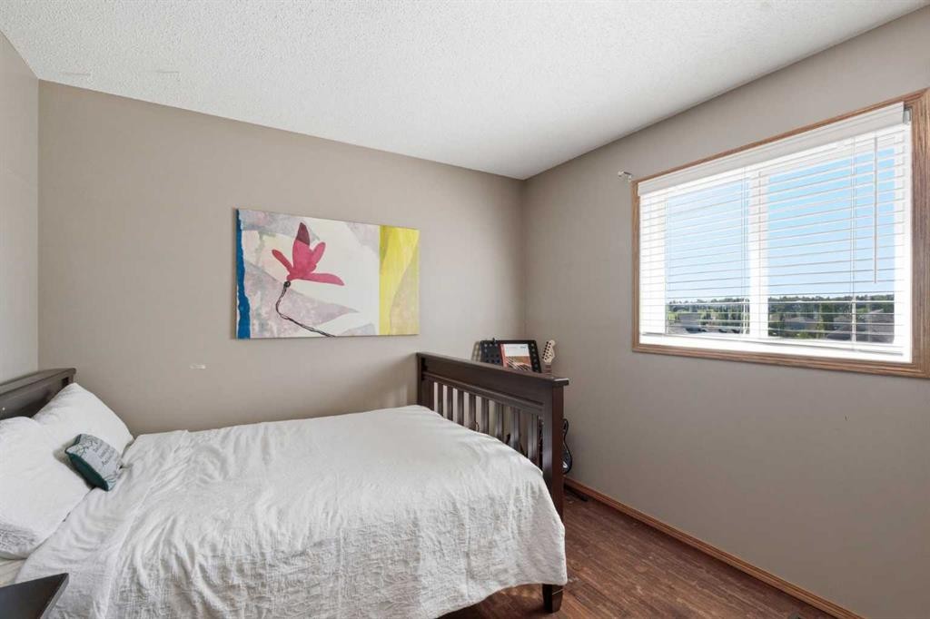 12 Edgeridge Green Nw, Calgary, AB - Indoor Photo Showing Bedroom