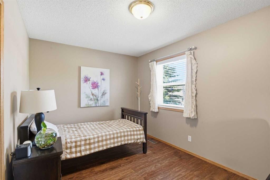 12 Edgeridge Green Nw, Calgary, AB - Indoor Photo Showing Bedroom