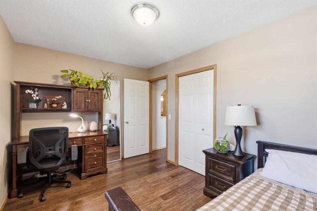 12 Edgeridge Green Nw, Calgary, AB - Indoor Photo Showing Bedroom