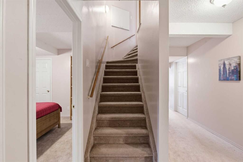 12 Edgeridge Green Nw, Calgary, AB - Indoor Photo Showing Other Room
