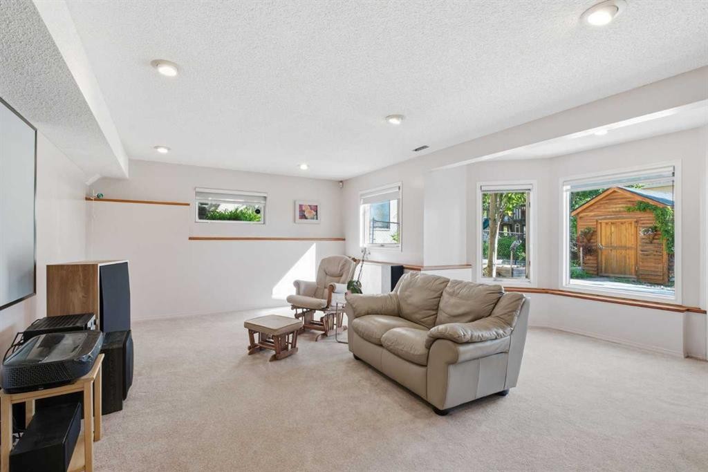 12 Edgeridge Green Nw, Calgary, AB - Indoor Photo Showing Living Room