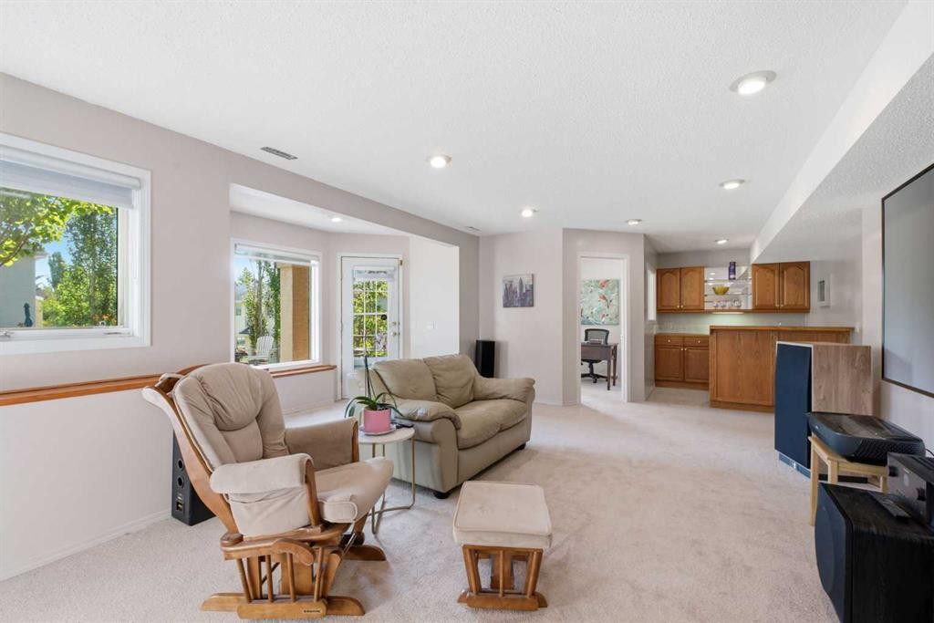 12 Edgeridge Green Nw, Calgary, AB - Indoor Photo Showing Living Room