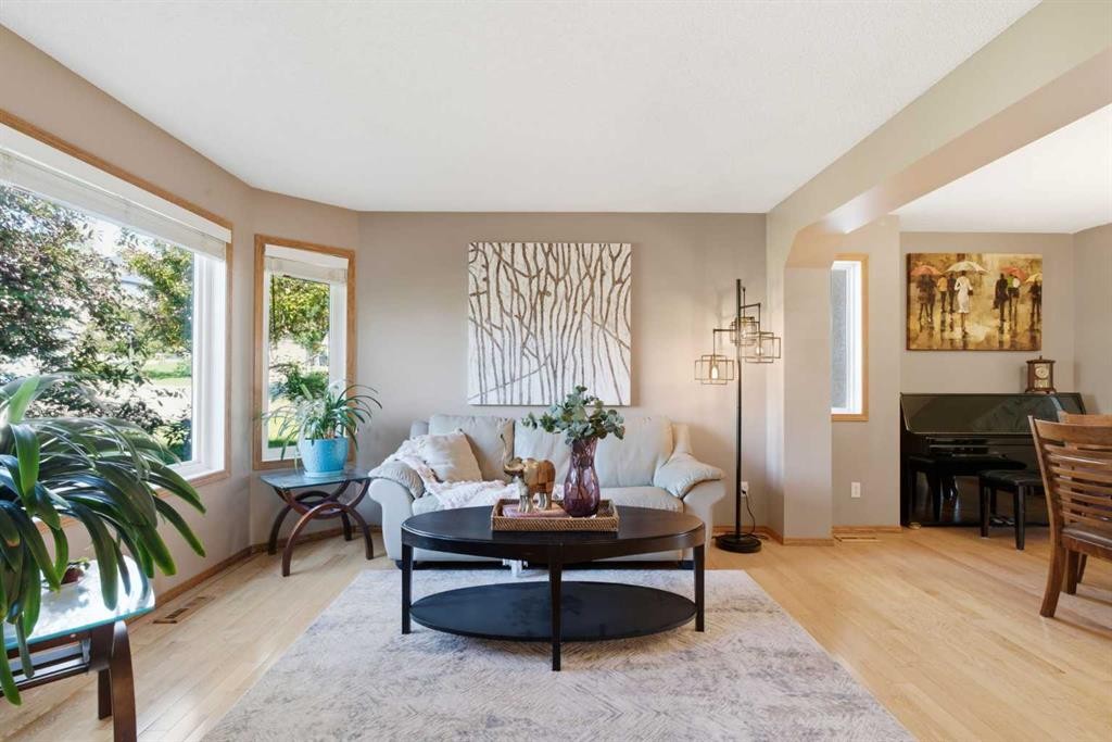 12 Edgeridge Green Nw, Calgary, AB - Indoor Photo Showing Living Room