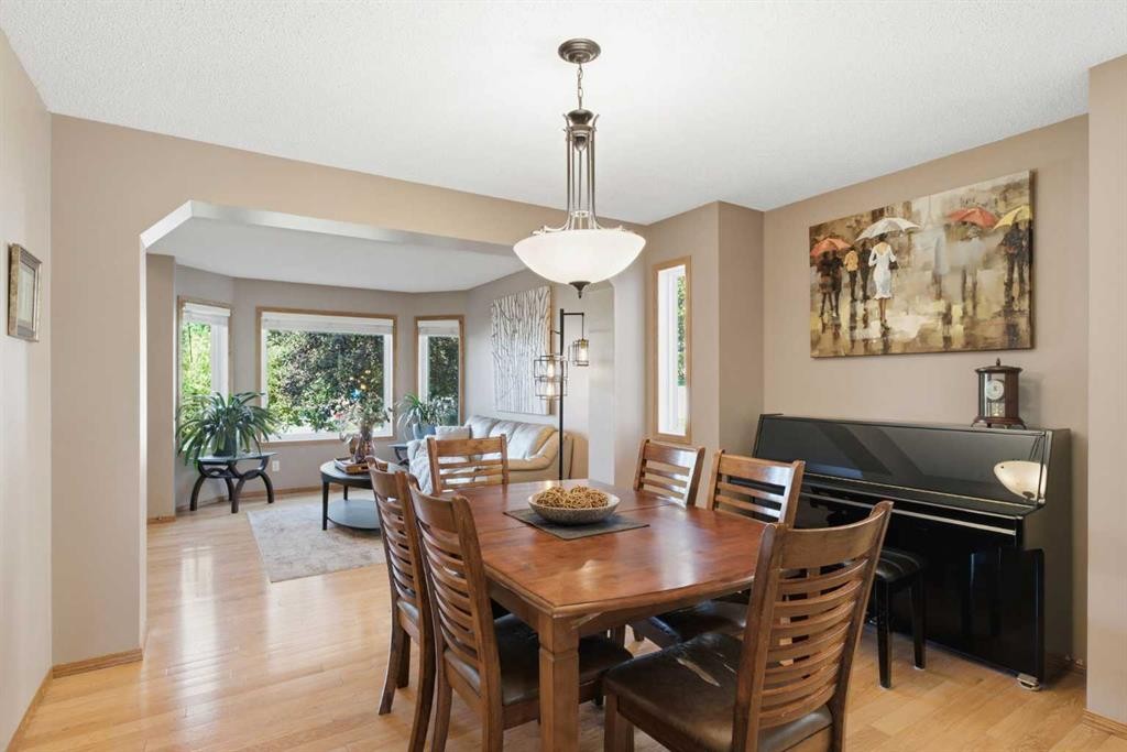 12 Edgeridge Green Nw, Calgary, AB - Indoor Photo Showing Dining Room