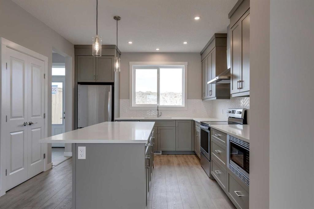 306 Haskayne Drive Nw, Calgary, AB - Indoor Photo Showing Kitchen With Upgraded Kitchen