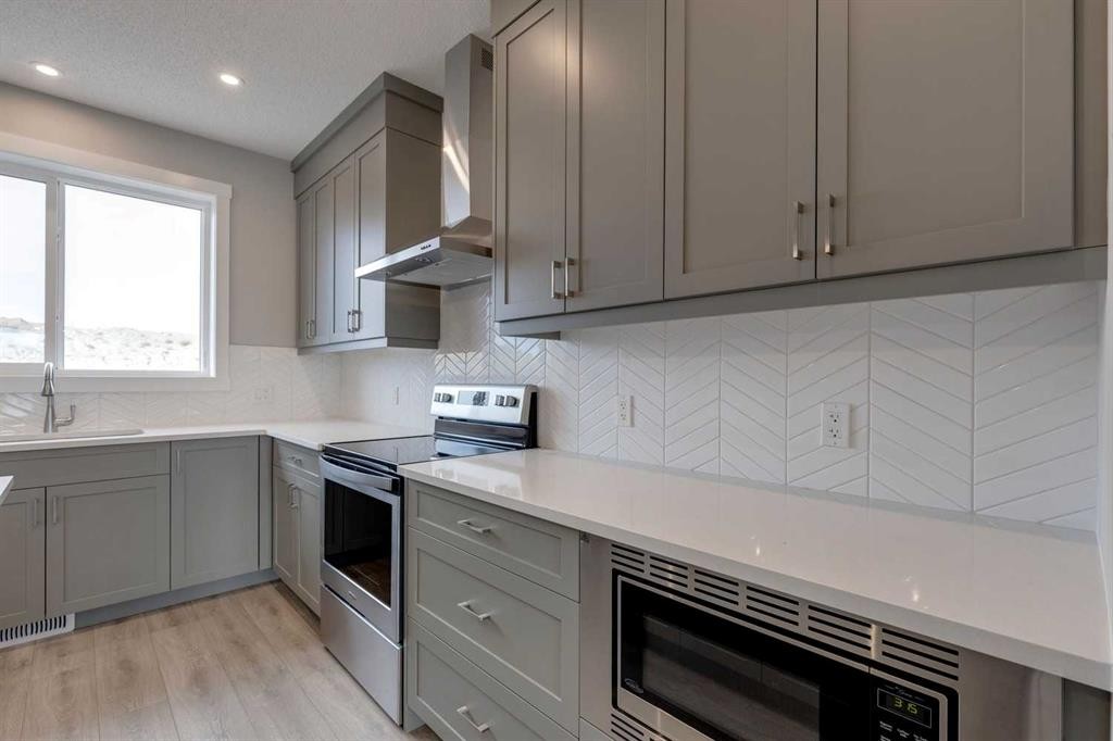 306 Haskayne Drive Nw, Calgary, AB - Indoor Photo Showing Kitchen With Upgraded Kitchen