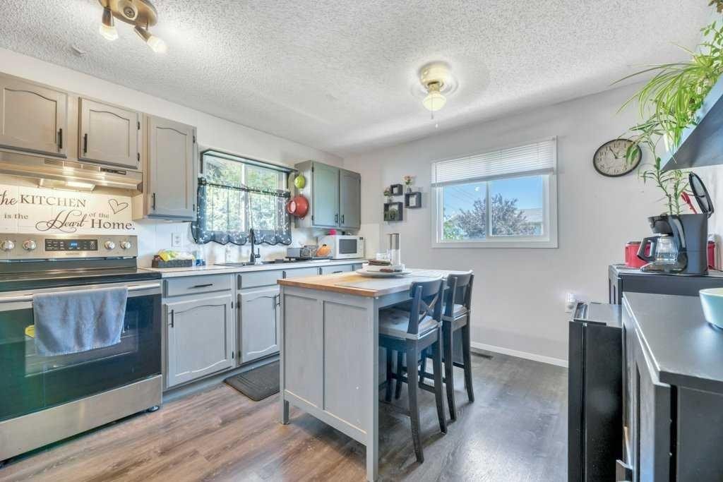 23 Abbercove Road Se, Calgary, AB - Indoor Photo Showing Kitchen