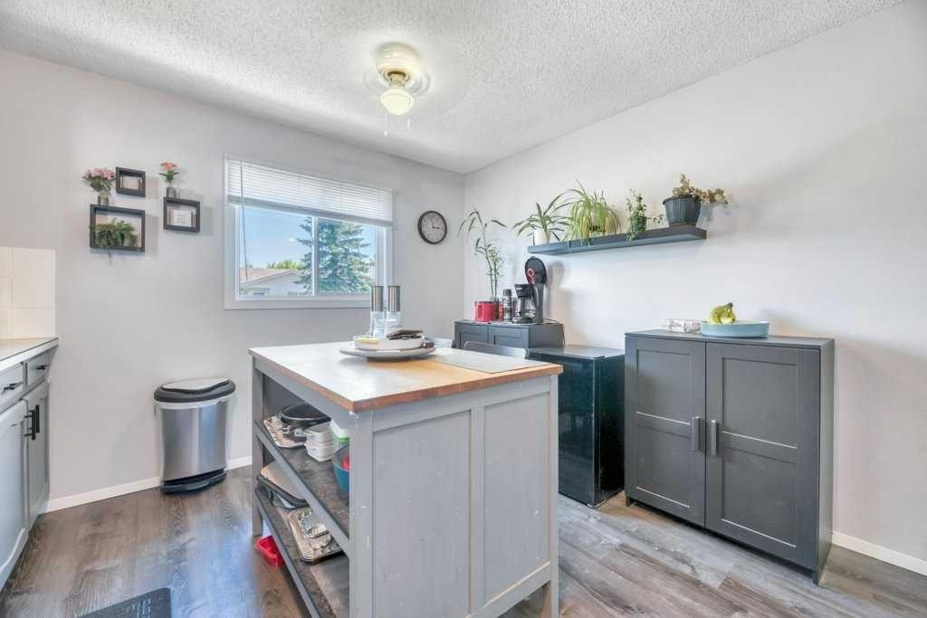 23 Abbercove Road Se, Calgary, AB - Indoor Photo Showing Kitchen