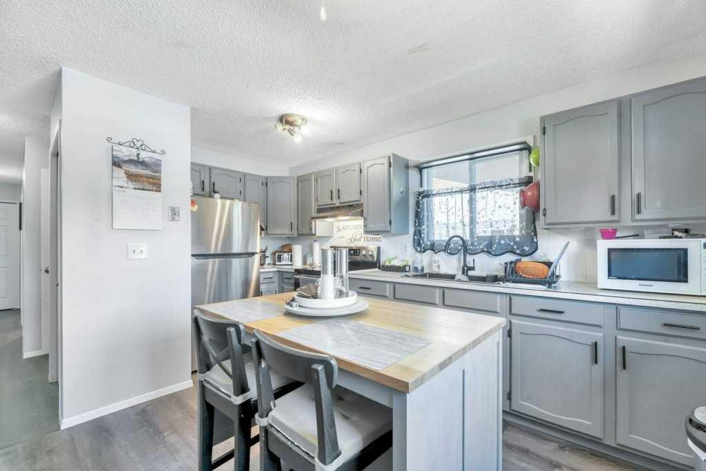 23 Abbercove Road Se, Calgary, AB - Indoor Photo Showing Kitchen