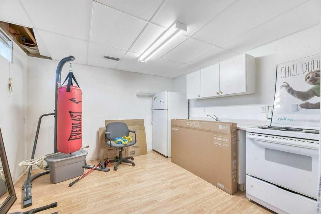 23 Abbercove Road Se, Calgary, AB - Indoor Photo Showing Kitchen