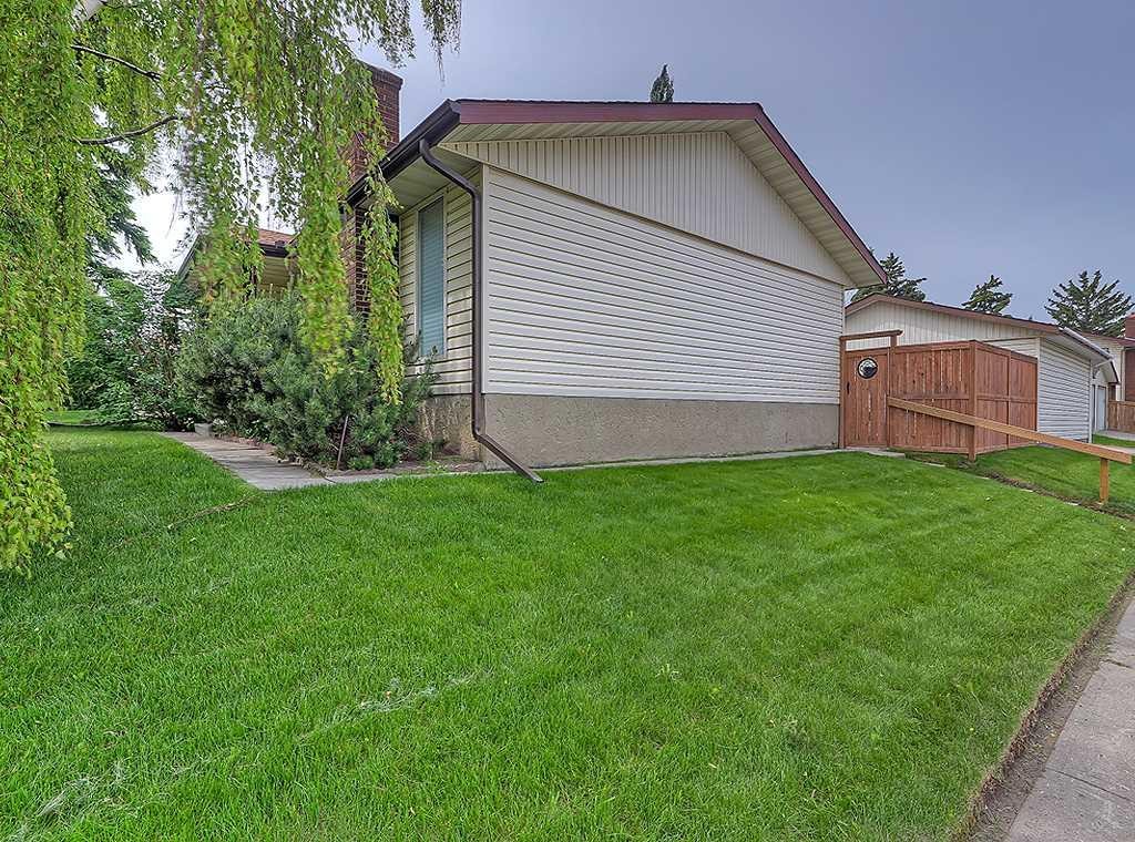 3135 60 Street Ne, Calgary, AB - Outdoor