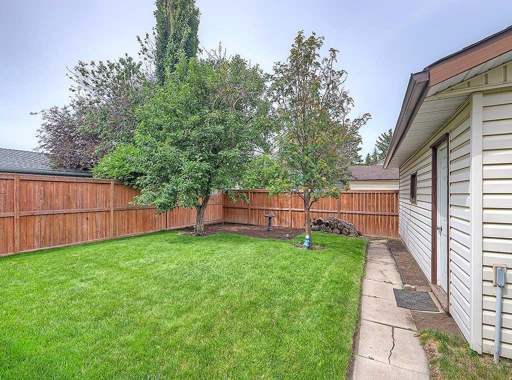 3135 60 Street Ne, Calgary, AB - Outdoor
