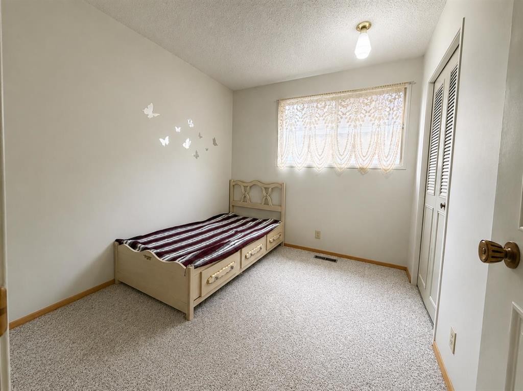 3135 60 Street Ne, Calgary, AB - Indoor Photo Showing Bedroom