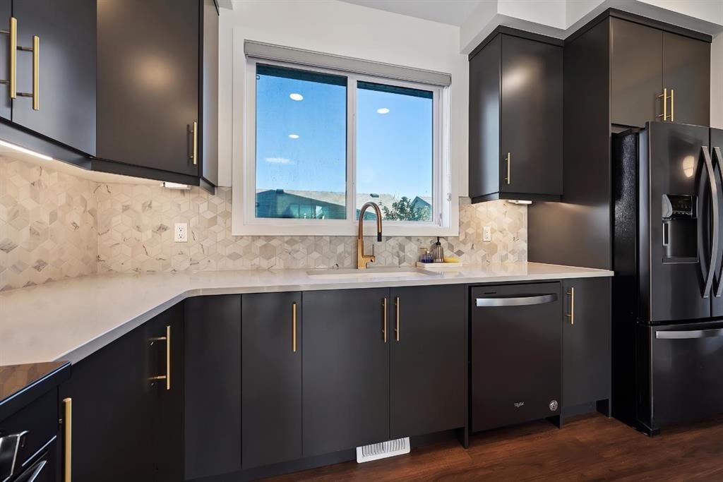 50 Lavender Road Se, Calgary, AB - Indoor Photo Showing Kitchen With Upgraded Kitchen
