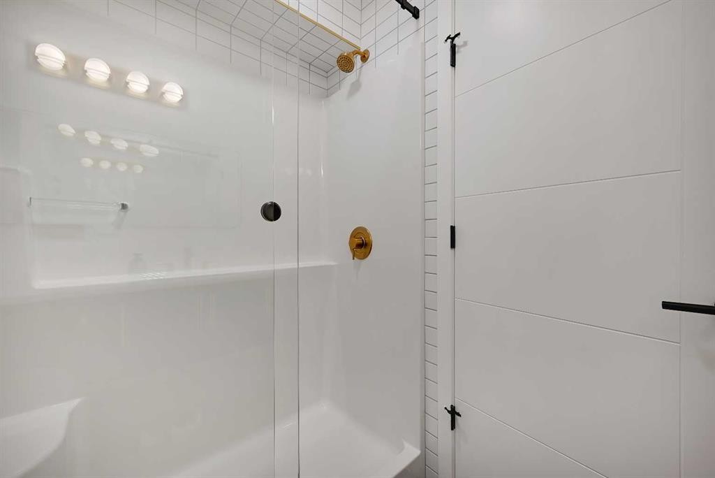 50 Lavender Road Se, Calgary, AB - Indoor Photo Showing Bathroom