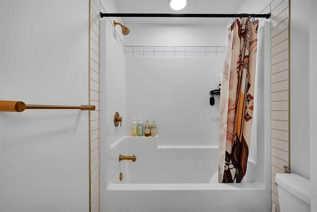 50 Lavender Road Se, Calgary, AB - Indoor Photo Showing Bathroom