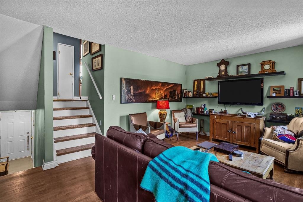 246 Kluane Drive, Banff, AB - Indoor Photo Showing Living Room