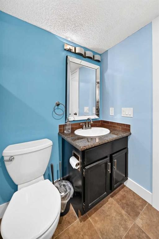 12 Sunvale Mews Se, Calgary, AB - Indoor Photo Showing Bathroom