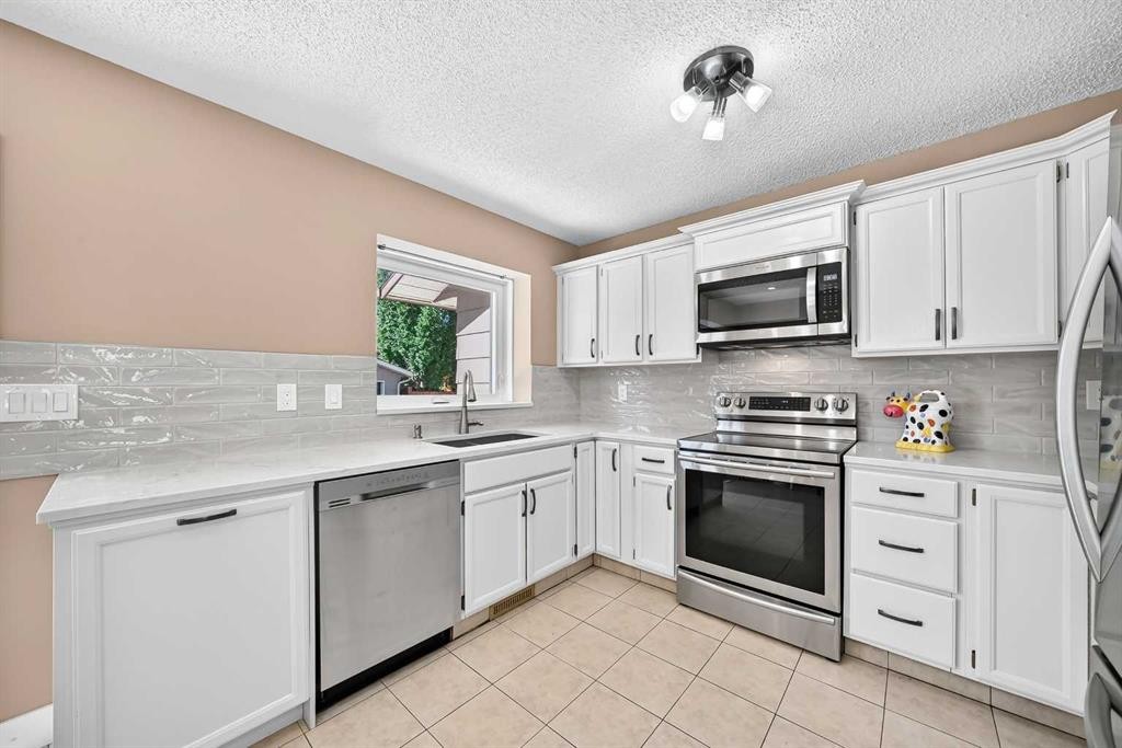 12 Sunvale Mews Se, Calgary, AB - Indoor Photo Showing Kitchen With Upgraded Kitchen
