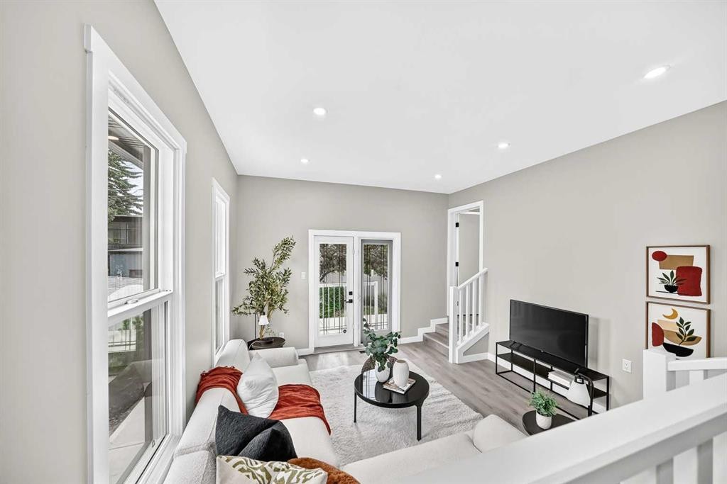 3824 Brooklyn Crescent Nw, Calgary, AB - Indoor Photo Showing Other Room