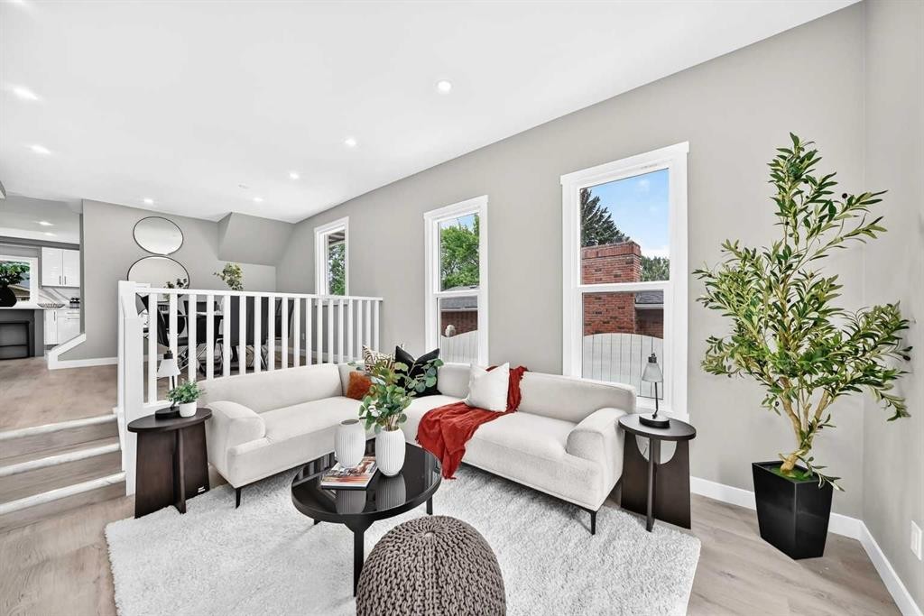 3824 Brooklyn Crescent Nw, Calgary, AB - Indoor Photo Showing Living Room