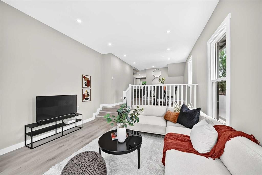 3824 Brooklyn Crescent Nw, Calgary, AB - Indoor Photo Showing Living Room