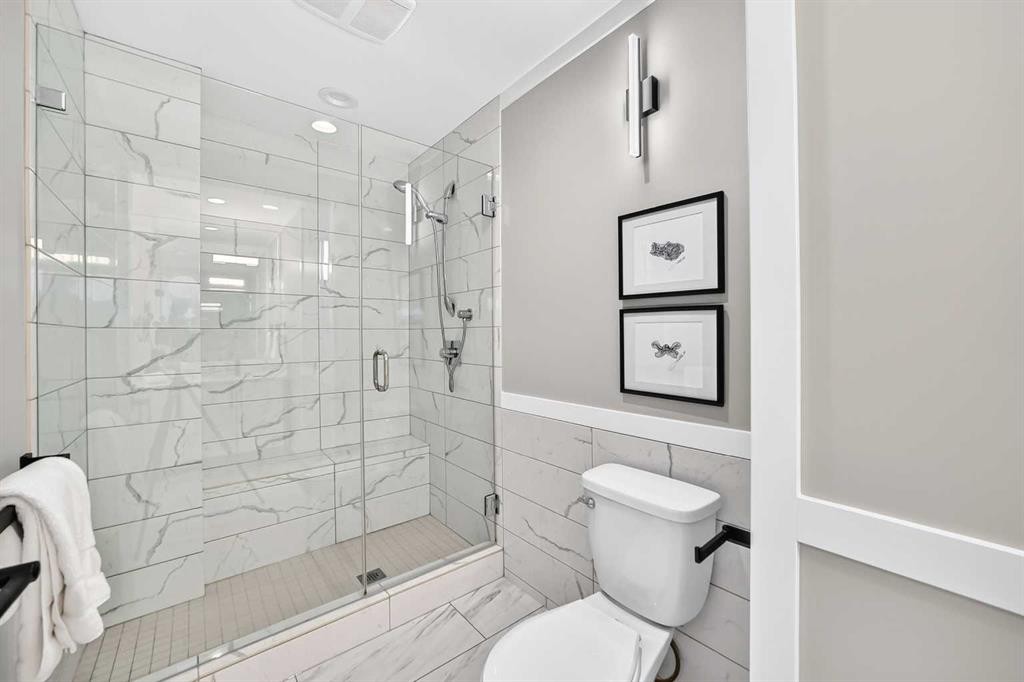 3824 Brooklyn Crescent Nw, Calgary, AB - Indoor Photo Showing Bathroom