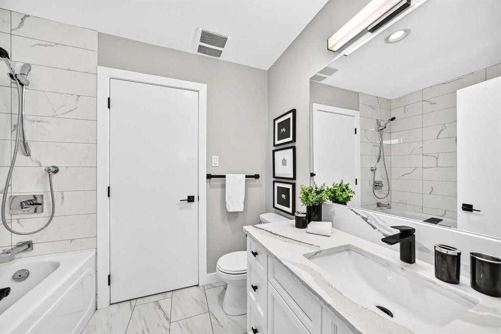 3824 Brooklyn Crescent Nw, Calgary, AB - Indoor Photo Showing Bathroom