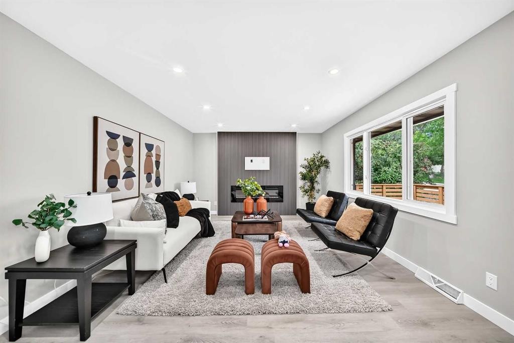 3824 Brooklyn Crescent Nw, Calgary, AB - Indoor Photo Showing Living Room