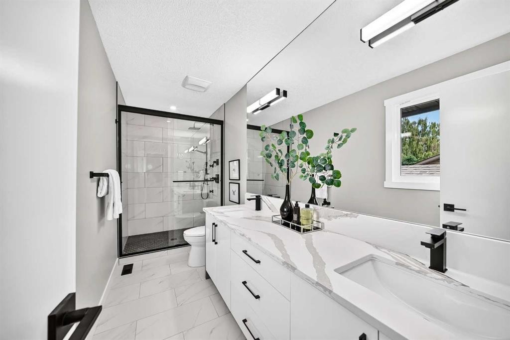 3824 Brooklyn Crescent Nw, Calgary, AB - Indoor Photo Showing Bathroom