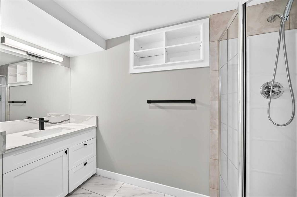 3824 Brooklyn Crescent Nw, Calgary, AB - Indoor Photo Showing Bathroom