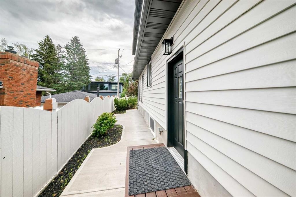 3824 Brooklyn Crescent Nw, Calgary, AB - Outdoor With Exterior