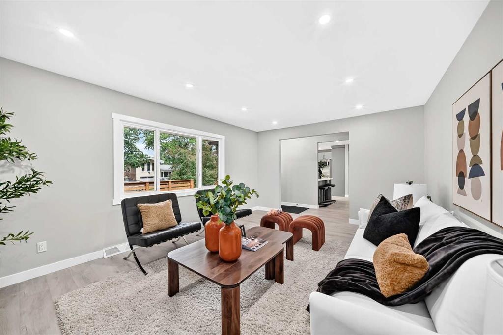3824 Brooklyn Crescent Nw, Calgary, AB - Indoor Photo Showing Living Room