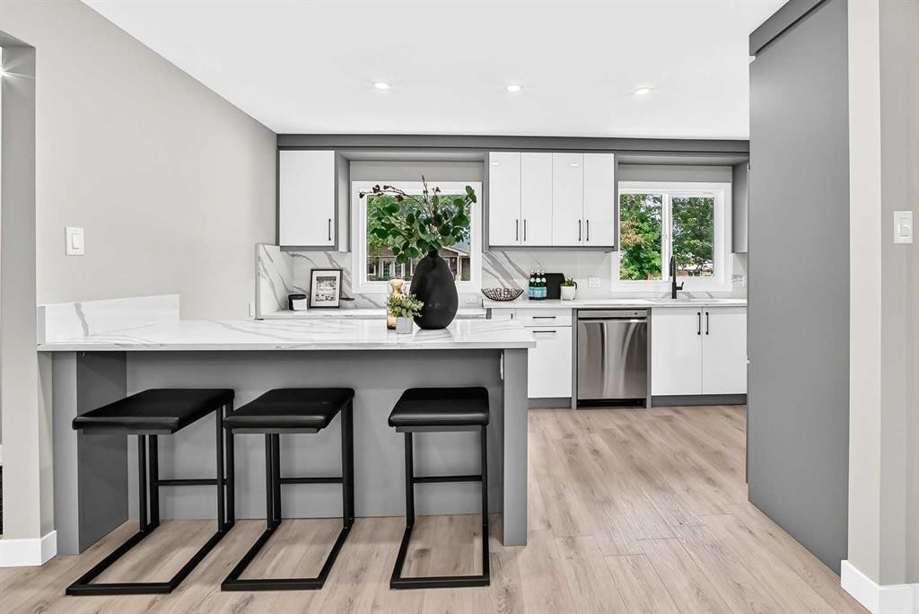 3824 Brooklyn Crescent Nw, Calgary, AB - Indoor Photo Showing Kitchen With Upgraded Kitchen