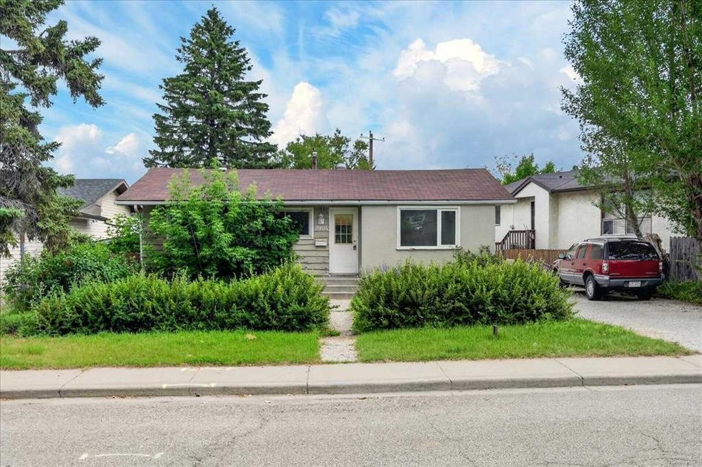7804 34 Avenue Nw, Calgary, AB - Outdoor