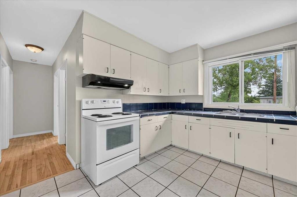 7804 34 Avenue Nw, Calgary, AB - Indoor Photo Showing Kitchen