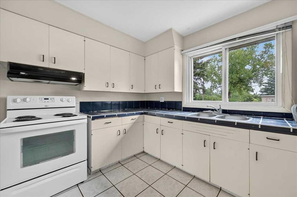 7804 34 Avenue Nw, Calgary, AB - Indoor Photo Showing Kitchen With Double Sink