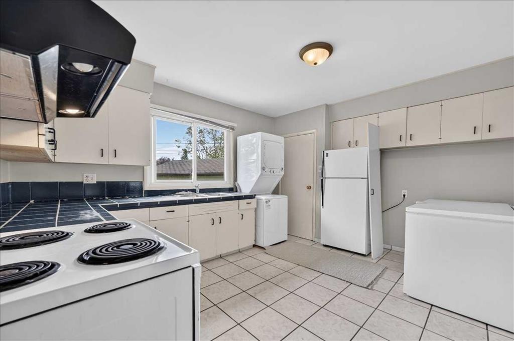 7804 34 Avenue Nw, Calgary, AB - Indoor Photo Showing Other Room