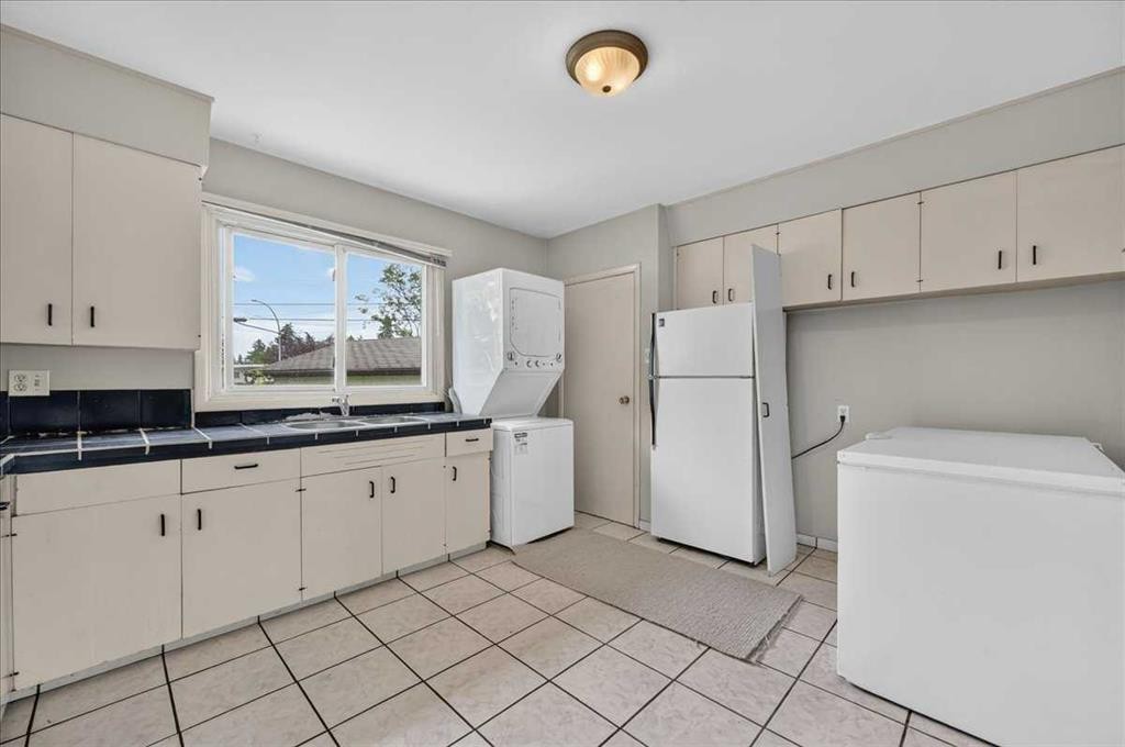 7804 34 Avenue Nw, Calgary, AB - Indoor Photo Showing Laundry Room