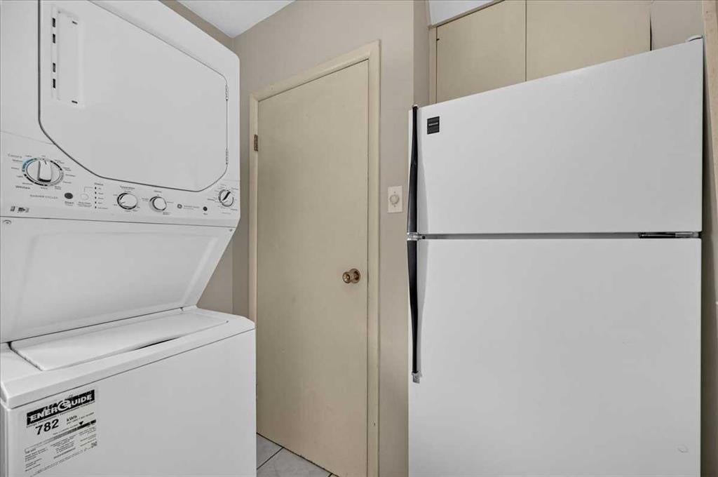7804 34 Avenue Nw, Calgary, AB - Indoor Photo Showing Laundry Room