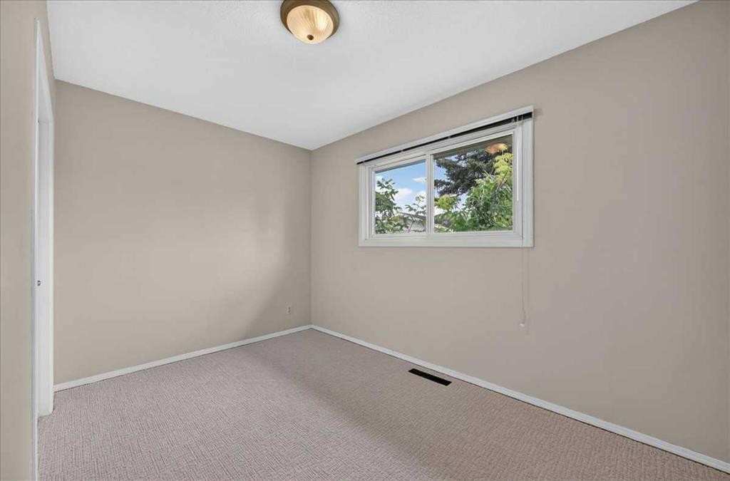 7804 34 Avenue Nw, Calgary, AB - Indoor Photo Showing Other Room