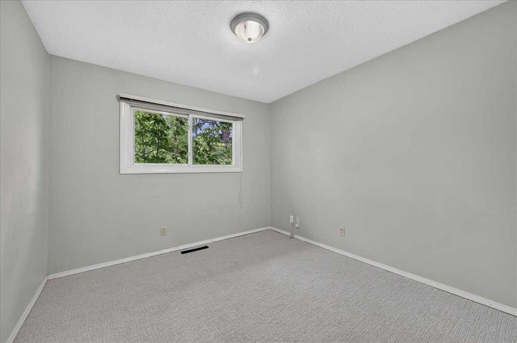 7804 34 Avenue Nw, Calgary, AB - Indoor Photo Showing Other Room