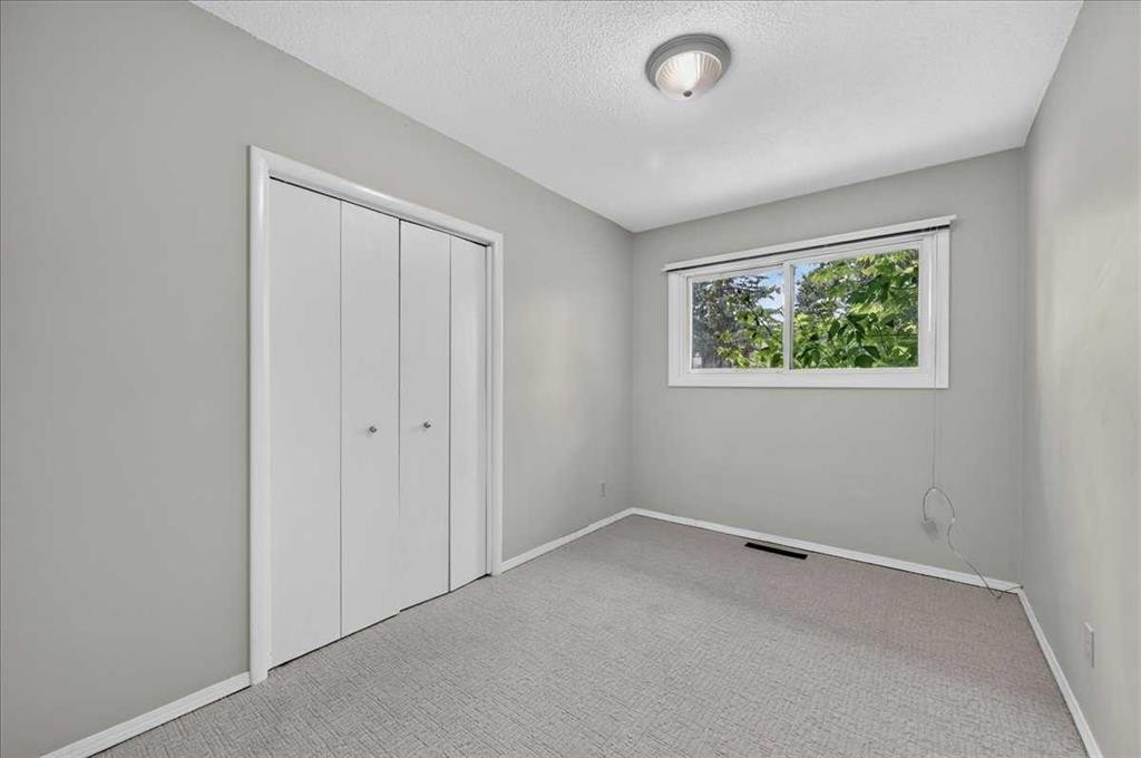 7804 34 Avenue Nw, Calgary, AB - Indoor Photo Showing Other Room