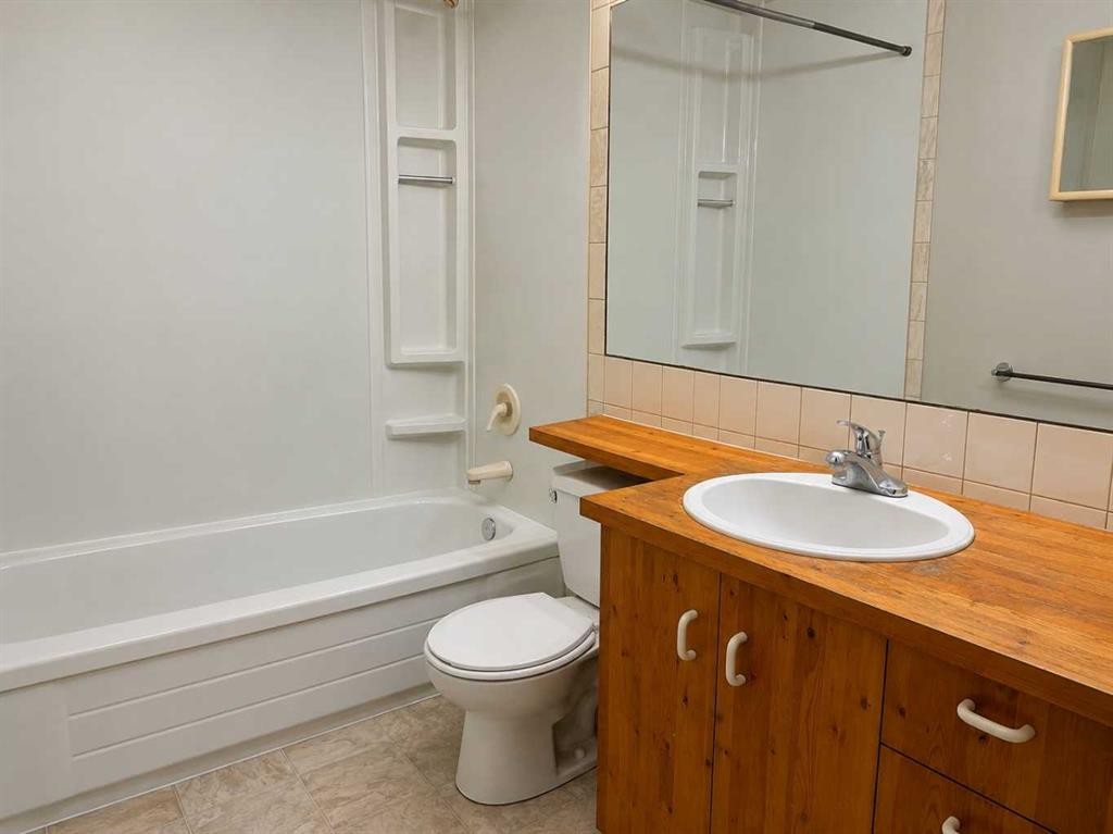 7804 34 Avenue Nw, Calgary, AB - Indoor Photo Showing Bathroom