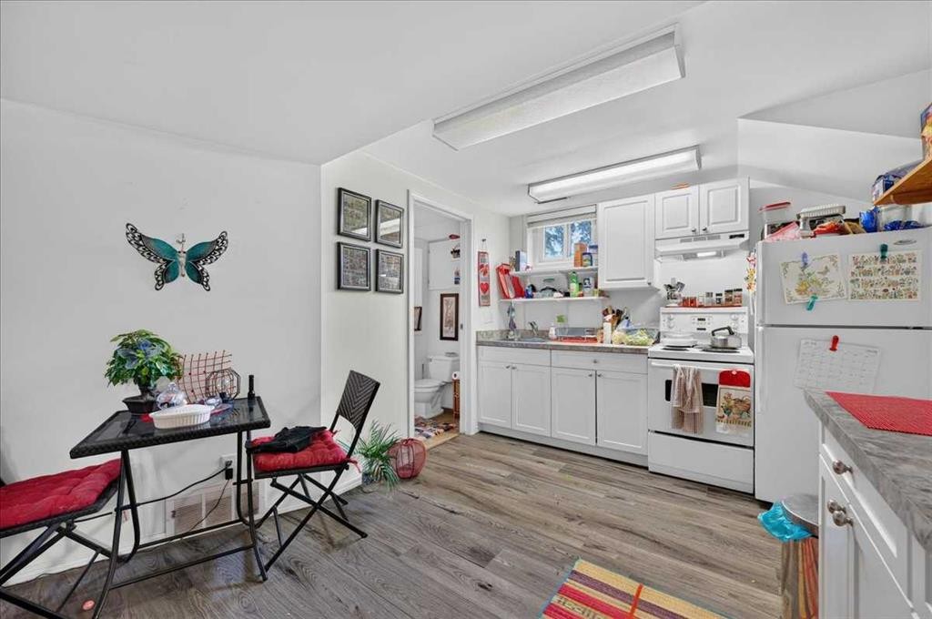 7804 34 Avenue Nw, Calgary, AB - Indoor Photo Showing Kitchen With Double Sink